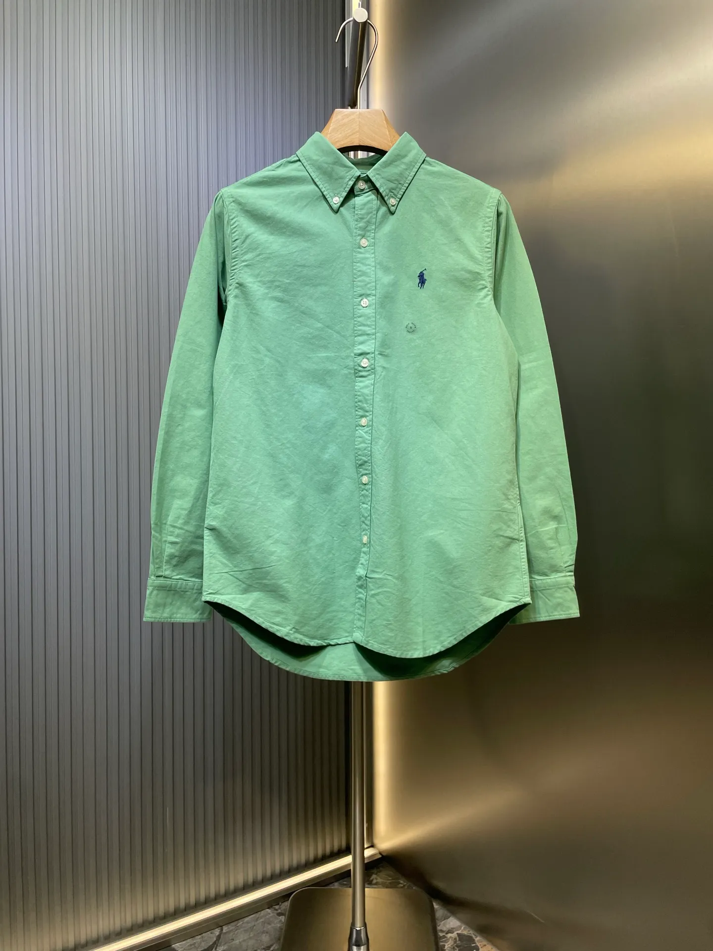 P370 Ralph Lauren 🌟 War Horse solid color shirt, macaron color, white upper body, loose fit, contrasting embroidery design on the cuffs and chest, button closure, can be paired with a skirt of the same color Size: xs-xl
